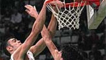 <b>LAS MANOS SÍ...</B> pero no el balón; Sonseca no culminó este mate.