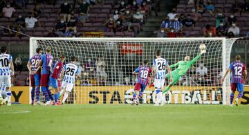 Mikel Oyarzabal quitaba las telarañas de la portería de Neto y anotaba el 3-2.