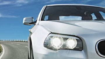 Alerta de la DGT: estas son las luces que debes llevar encendidas en más ocasiones además de la noche