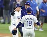 Ohtani, Sasaki y Yamamoto se unen en un festejo tras el walk-off de Freeman