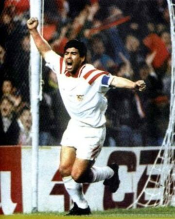 Durante la temporada 1992-93, Maradona vistió la camiseta del Sevilla.