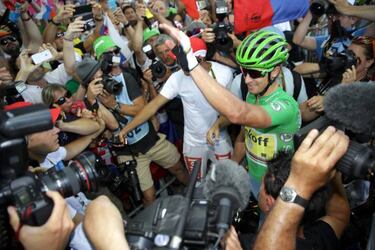 Sagan claims third Tour de France stage win by a nose