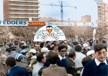 El Valencia festeja sobre el césped, y con el emblemático Palmito de Aldaia, el título de Liga 1970-71.