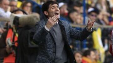 Marcelino da órdenes a sus jugadores durante el partido entre Villarreal y Sporting de Gijón en El Madrigal.
