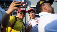 An Indonesian fan takes a selfie with Ducati Team&#039;s Spanish rider Marc Marquez (C) after the free practice session of Thailand&#039;s inaugural MotoGP at Buriram International Circuit in Buriram on October 5, 2018. (Photo by Lillian SUWANRUMPHA / AFP)