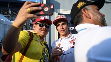 An Indonesian fan takes a selfie with Ducati Team&#039;s Spanish rider Marc Marquez (C) after the free practice session of Thailand&#039;s inaugural MotoGP at Buriram International Circuit in Buriram on October 5, 2018. (Photo by Lillian SUWANRUMPHA / AFP)