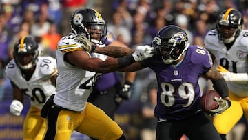 BALTIMORE, MD - NOVEMBER 6: Wide receiver Steve Smith #89 of the Baltimore Ravens carries the ball against free safety Mike Mitchell #23 of the Pittsburgh Steelers in the first quarter at M&amp;T Bank Stadium on November 6, 2016 in Baltimore, Maryland.   Patrick Smith/Getty Images/AFP
 == FOR NEWSPAPERS, INTERNET, TELCOS &amp; TELEVISION USE ONLY ==