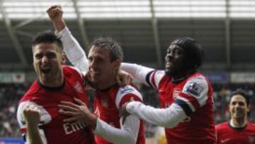 Monreal celebra su gol al Swansea.