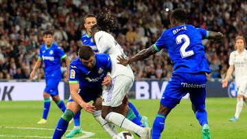 Tres jugadores del Getafe  rodean a Camavinga.