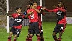 Jugadores de Melgar celebran un gol.