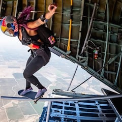 El salto de una skater desde un avión: ¿qué pasó con la tabla?