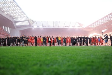 Los Reds celebran el t¨ªtulo n¨²mero 20 de liga tras golear al Tottenham 5-1 en el estadio de Anfield.