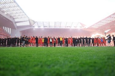 Los Reds celebran el título número 20 de liga tras golear al Tottenham 5-1 en el estadio de Anfield.