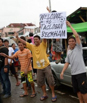 David Beckham, embajador de Buena Voluntad de Unicef, visitó un centro de evacuación en Filipinas tras el devastador tifón.