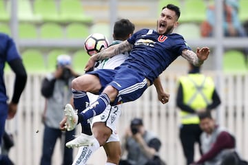 El jugador de Universidad de Chile Mauricio Pinilla, derecha, disputa el balon con la defensa de Santiago Wanderers durante el partido de primera division en el estadio Elias Figueroa de Valparaiso, Chile.