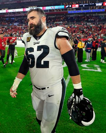 Pieza central de la l¨ªnea ofensiva de los Philadelphia Eagles durante m¨¢s de una d¨¦cada, el hermano del tambi¨¦n c¨¦lebre Travis Kelce se retir¨® a los 36 a?os. Sus logros incluyen formar parte de un equipo campe¨®n de la Super Bowl, ser siete veces seleccionado para la Pro Bowl y seis para el equipo All-Pro.