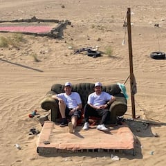 Alonso y Coma esperan sentados el inicio del Dakar