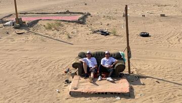 Alonso y Coma esperan sentados el inicio del Dakar