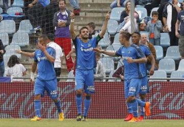 Los jugadores celebran el 1-1 de Pedro León.