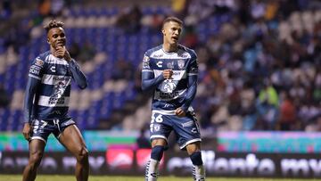 MEX9312. PUEBLA (MÉXICO), 20/09/2024.- Faber Gil (i) y Nelson Deossa (d) de Pachuca festejan una anotación a Puebla este viernes, durante un partido del Torneo Apertura 2024 de la liga de fútbol mexicano, entre Puebla y Pachuca, en el estadio Cuauhtémoc en Puebla (México). EFE/ Hilda Ríos
