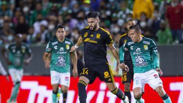 Juan José Purata (centro) durante un partido con los Tigres.