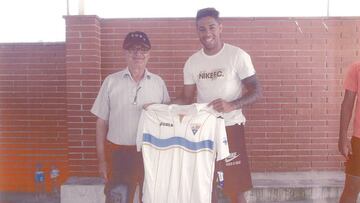 04/09/16 MARIANO DIAZ JUGADOR DEL REAL MADRID BIOGRAFIA JUNTO A PIMPINELA SU DESCUBRIDOR EN EL CD PREMIA
PUBLICADA 24/08/16 NA MA06 3COL