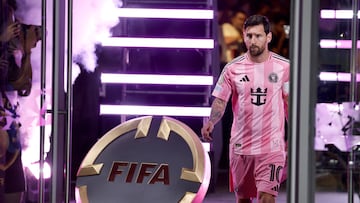 Atlanta (United States), 19/06/2025.- Lionel Messi of Inter Miami arrives to the pitch before the FIFA Club World Cup 2025 match between Inter Miami and Porto in Atlanta, Georgia, USA, 19 June 2025. (Mundial de Fútbol) EFE/EPA/ERIK S. LESSER
