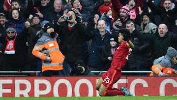 Luis Díaz marcó su primer gol con la camiseta de Liverpool en la victoria 3-1 ante Norwich. El colombiano se mostró feliz y los hinchas le tienen canción.