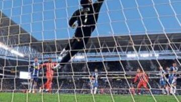 <b>PARADÓN. </b>Alves le hizo uno tremendo a Callejón con las piernas y Kameni sacó esta mano providencial a gran tiro libre de Soriano.