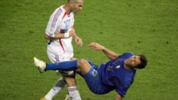 Materazzi provoc&oacute; a Zidane y el franc&eacute;s le dio un cabezazo por el que fue expulsado. 