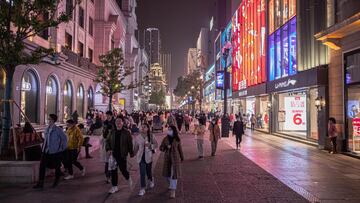 Wuhan (China), 28/12/2020.- People walk in a shopping street in Wuhan, China, 28 December 2020. Life in Wuhan, a Chinese city of more than 11 million, which nearly a year ago became the epicenter of the coronavirus outbreak is returning to normal. Since M