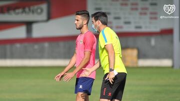 Iraola, dando indicaciones a Andrés Martín durante un entrenamiento del Rayo.