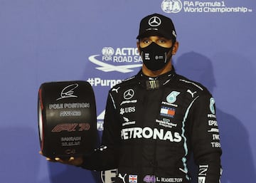 Lewis Hamilton en el podio del Gran Premio de Bahréin tras la pole. 