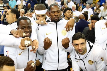 El Oracle Arena se visti車 de gala para el arranque de la temporada NBA: los Warriors recibieron sus anillos de campeones y alzaron otra bandera al techo del pabell車n. Arranc車 la temporada 2017-18.