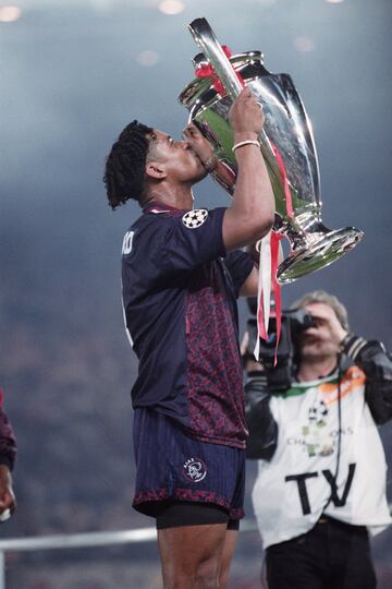 Como jugador consigui¨® dos Champions con el Milan (1989 y 1990) y con el Ajax en 1995
