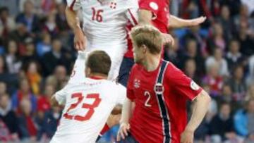 Fabian Schar marca ante Noruega