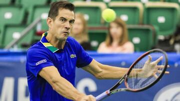 El tenista espa&ntilde;ol Guillermo Garcia-Lopez devuelve una bola ante el japon&eacute;s Yoshihito Nishioka durante su partido para la primera ronda del Abierto de Tenis de Memphis.