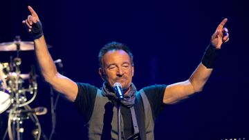 El músico estadounidense Bruce Springsteen durante un concierto con 'The E Street Band' en el AccorHotels Arena de París el 11 de julio de 2016.