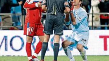 <b>ERROR MAYÚSCULO. </b>El Pato pide clemencia a Álvarez Izquierdo, sin razón: dejó el marco vacío y D'Alessandro aprovechó para anotar la falta.