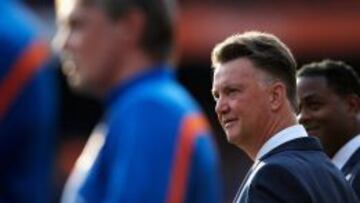 Van Gaal, a sus críticos: "Yo soy quien toma las decisiones"