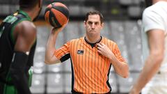 Martín Caballero antes del salto inicial del partido entre el Joventut y el Real Madrid.