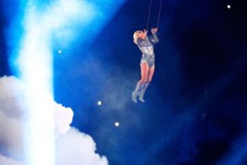 Lady Gaga realizó un gran espectáculo lleno de luces.