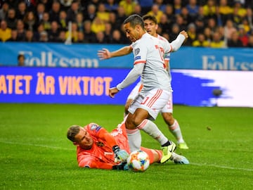 Thiago Alcántara y Robin Olsen.