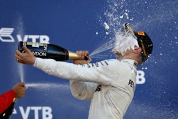 Valtteri Bottas celebra la victoria en el GP de Rusia echándose el champán sobre sí mismo.