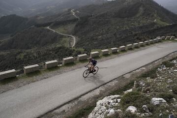 Uno de los tramos más característicos del Gamoniteiro discurre con un enorme barranco protegido por quitamiedos. "El paisaje se hace más y más bonito, pero en carrera no creo que los ciclistas puedan fijarse", opina Dani Navarro. 