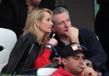 El gobernador de California, Gavin Newsom y Jennifer Siebel Newsom, presentes en el Super Bowl LVIII.