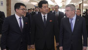 Thomas Bach habla con Kim Il Guk, Ministro de Cultura y Deporte y presidente del Comit&eacute; Ol&iacute;mpico de Corea del Norte, durante su visita a Pyeongchang.