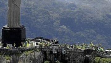 <b>MARAVILLAS DEL MUNDO.</b> El cerro del Cristo del Corcovado, ayer, lleno de afi cionados brasileños. La otra maravilla al fondo: el mítico Maracaná, en Río de Janeiro.