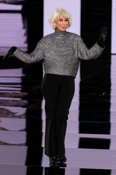 Helen Mirren presenta una creación durante un desfile público titulado "Libertad. Igualdad. Hermandad. Porque tú lo vales", organizado por el grupo francés de cosméticos L'Oréal, frente al Ayuntamiento de París, como parte de la Semana de la Moda de París,