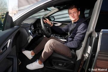 Audi ha hecho entrega hoy de los nuevos coches oficiales a la primera plantilla del Real Madrid. Kroos